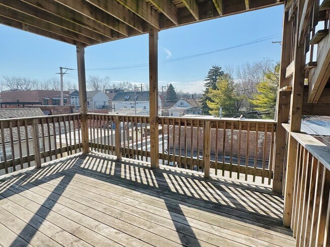 Building Photo - Fully Renovated 3-Bed/2-Bath in Lincoln Park, Parking Included!