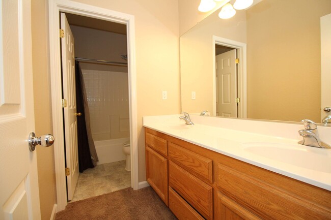 Building Photo - 4 bedroom, 2 bathroom home in Plumas Lake