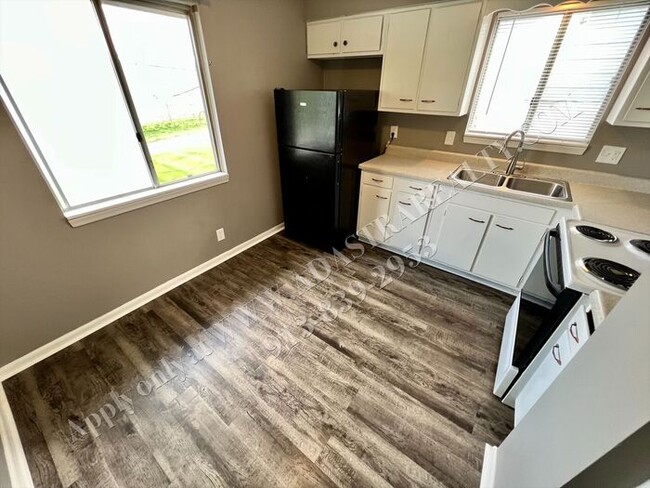 Building Photo - Awesome 2 Bedroom Duplex in Overland Park-...