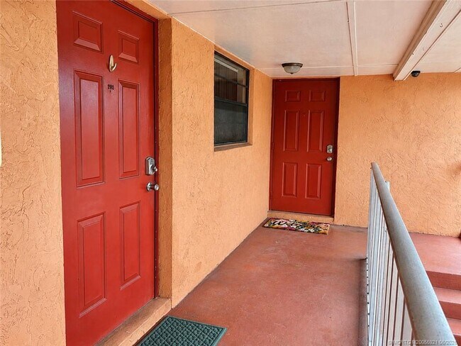 Building Photo - 615 NW Oleander St