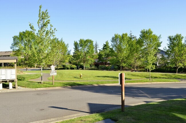 Building Photo - Desirable location/Redmond Ridge! Modern but functional. Great layout for entertaining guest or c...