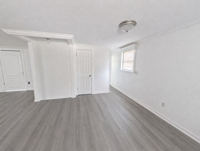 Building Photo - Recently renovated  2 bed, 1.5 bath home with a fully fenced yard