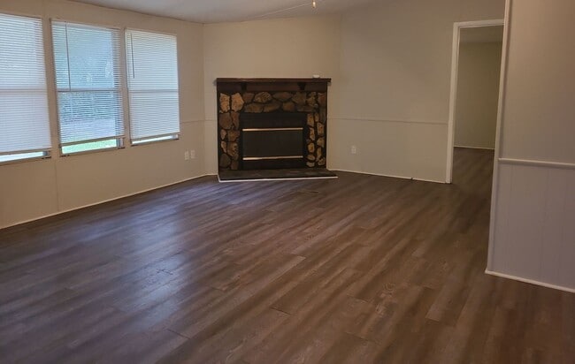 Building Photo - 3 Bedroom 2 Bathroom with a partially fenc...