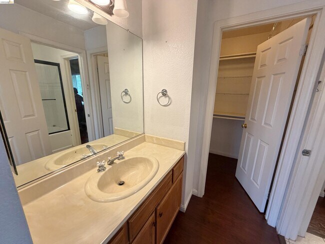 Building Photo - 7 Goldmeadow Ct