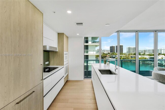Building Photo - 9221 E Bay Harbor Dr
