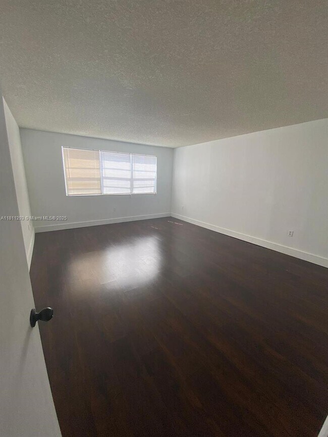 Building Photo - 6960 Miami Gardens Dr