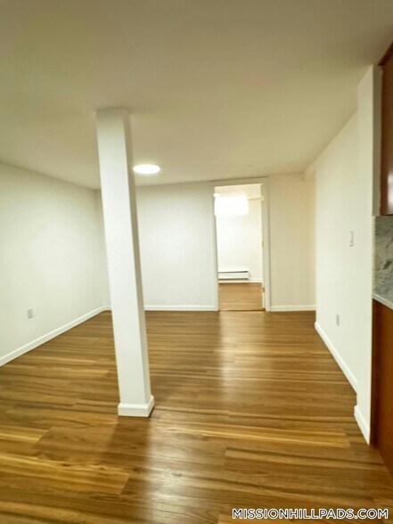 Building Photo - 684 Parker St