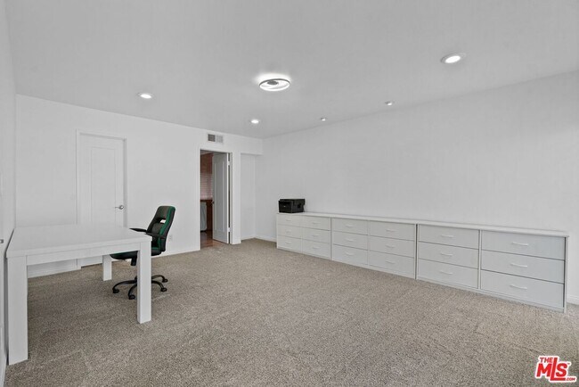 Building Photo - 5255 Coldwater Canyon Ave