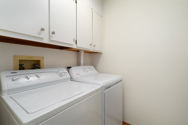 Building Photo - 120 S Staffire Dr