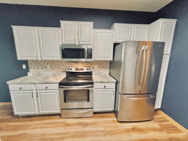Building Photo - Gorgeous 3 Bedroom 4 Bath End Unit in Eagan