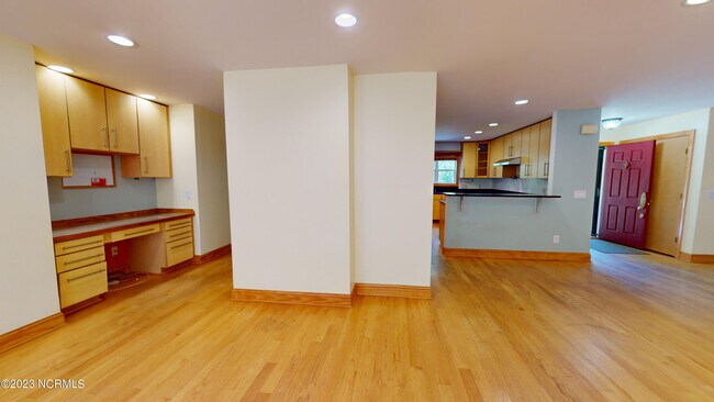 Building Photo - 245 Lakeside Dr