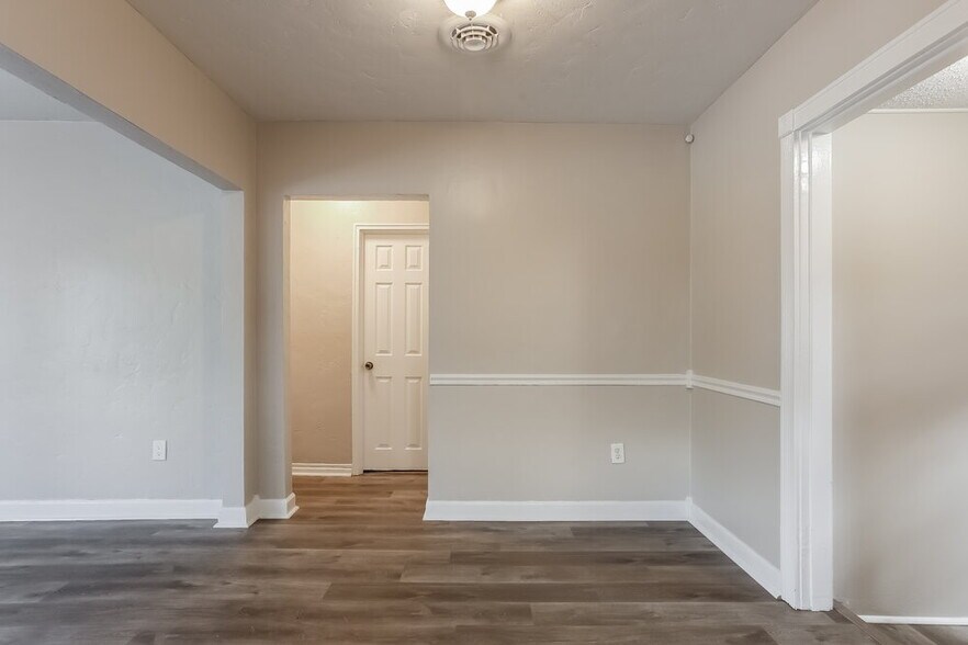 Building Photo - 1401 14th Ave N