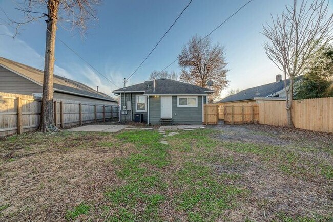 Building Photo - Dreamy Craftsman 3/2 Expertly Remolded