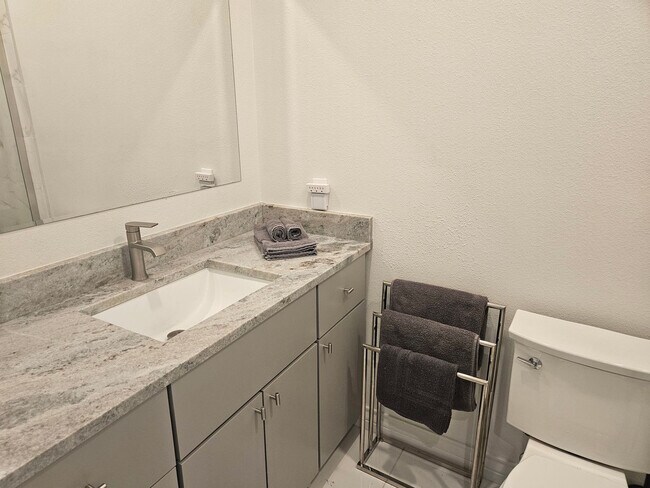 Building Photo - 702 5th St