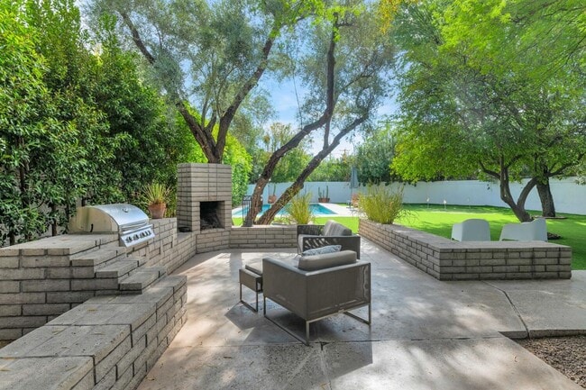 Building Photo - 3335 N Rose Cir Dr