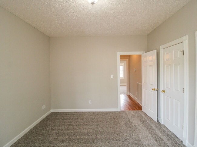 Building Photo - Spacious home!