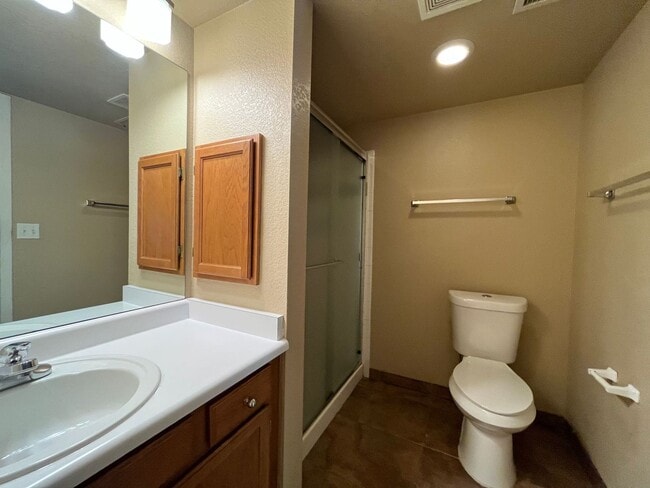 Building Photo - Great Condo Near Campus West