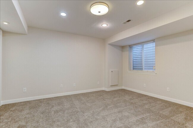 Building Photo - Stunning 5-Bedroom Home in Desirable McKay Landing – Available Now!