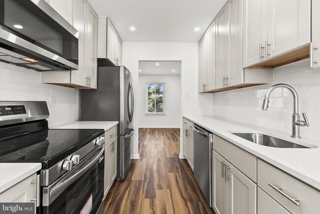 Building Photo - 8234 Stationhouse Ct