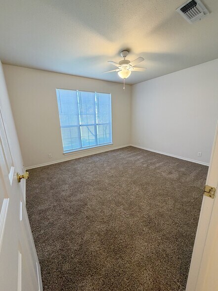 Front Bedroom - 307 Sunset Blvd