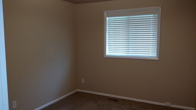 Building Photo - Meridian Manor 3 bedroom/1.5 home with newer carpet and paint!