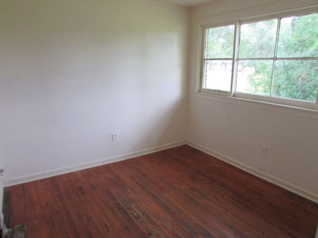 Building Photo - Centrally Located!