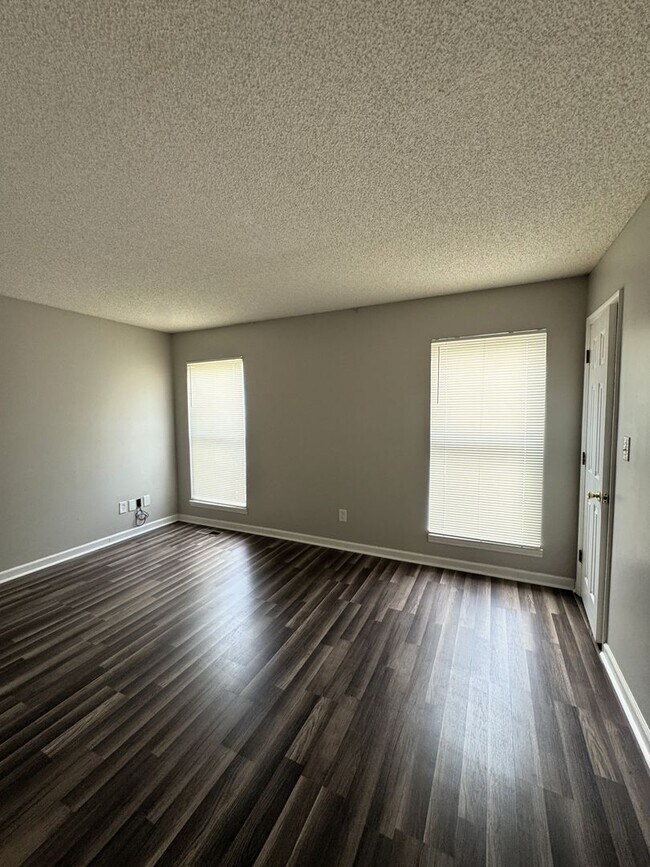 Building Photo - Move In Special: 1/2 Off 1st Month's Rent!