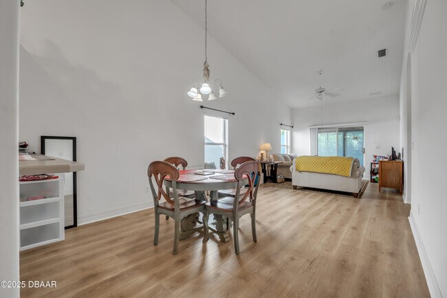 Building Photo - 1412 Coconut Palm Cir