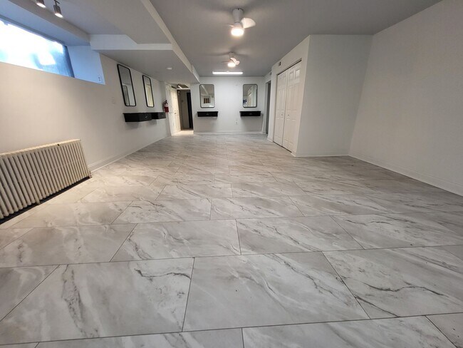 Building Photo - 2 W 21st St