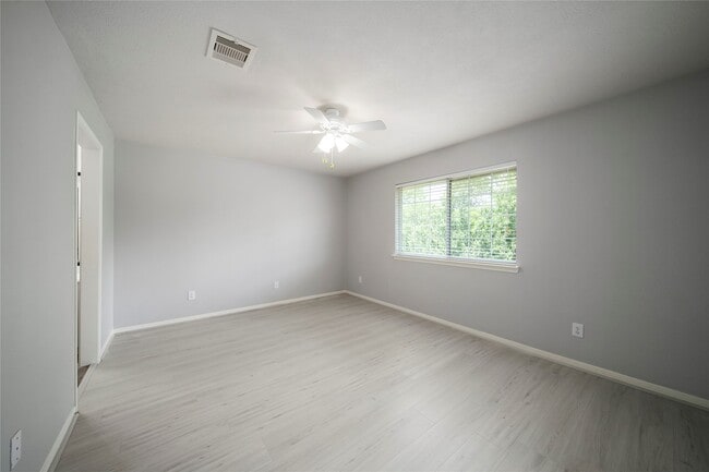 Building Photo - 312 Falcon Lake Dr