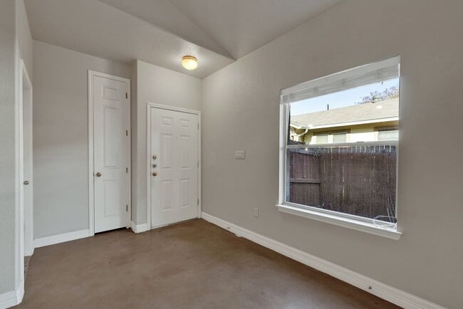 Building Photo - 388 E faust, B