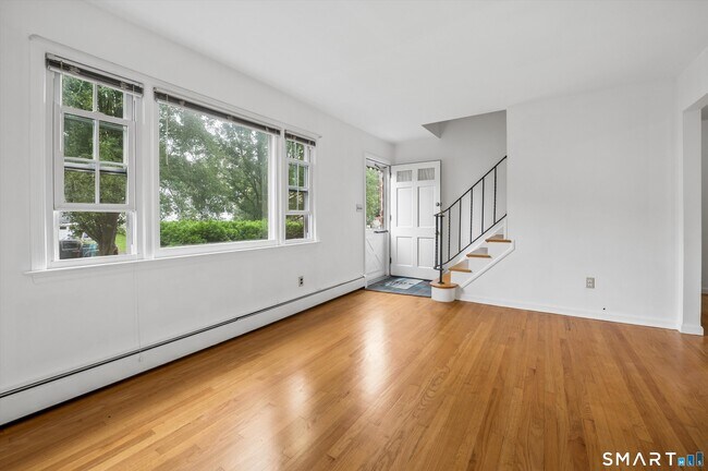 Building Photo - 32 Hollow Wood Ln