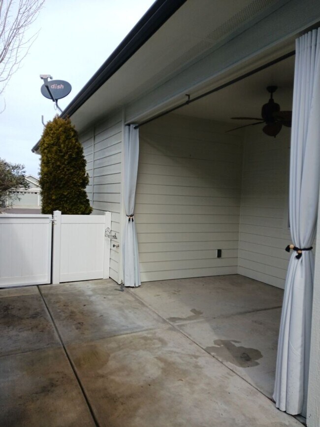 Building Photo - Charming 2 Bedroom, 2 Bathroom Cottage in Central Point