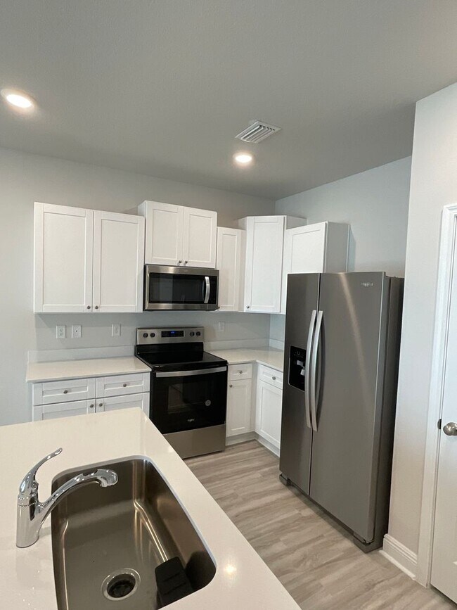 Building Photo - Spacious 3-Bedroom Townhouse