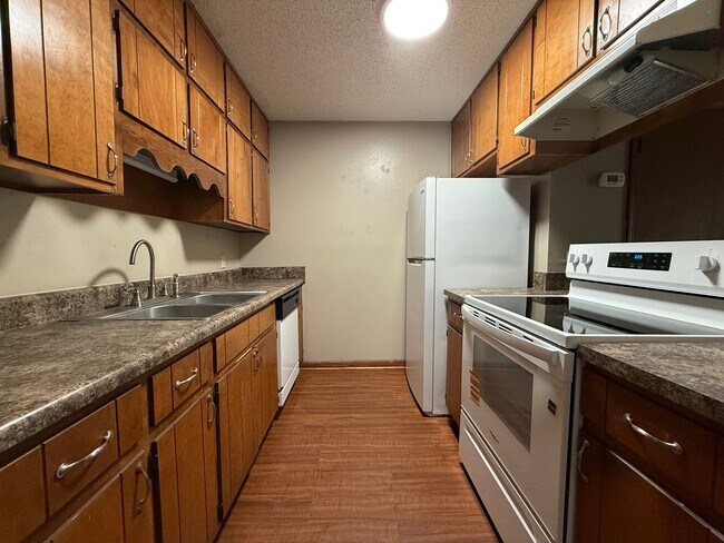 Building Photo - 2 story townhome on Hilaman golf course!