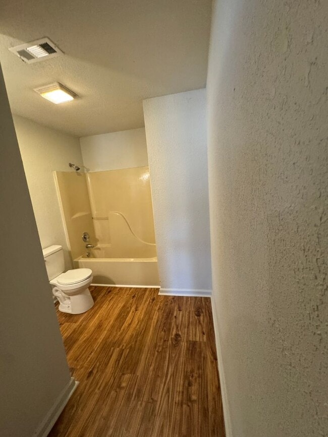 Building Photo - Newly Renovated 2 Bed / 1 Bath Apt. In Tru...
