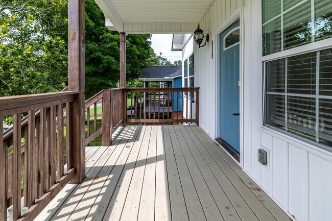 Building Photo - 619 Midlake Dr NE
