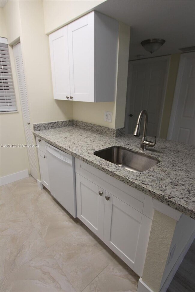 Building Photo - 2890 N Oakland Forest Dr