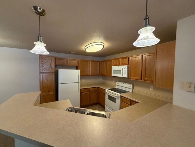 Building Photo - 2 Bedroom Condo
