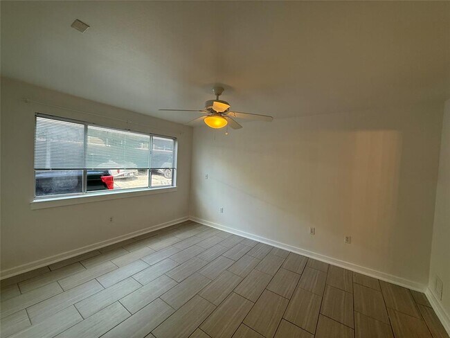 Building Photo - 2200 Dickson Dr