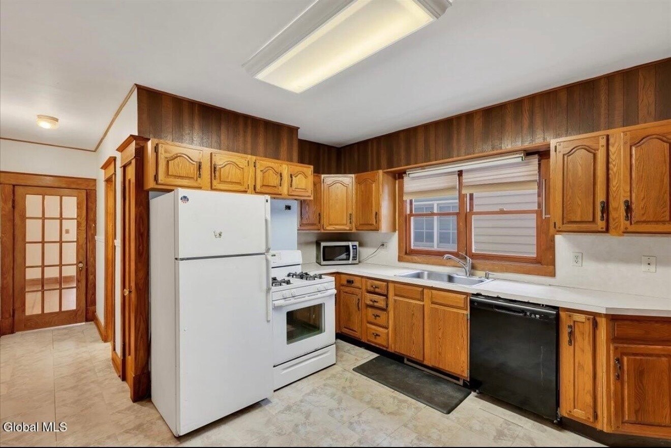 Building Photo - 4 Harris Ave