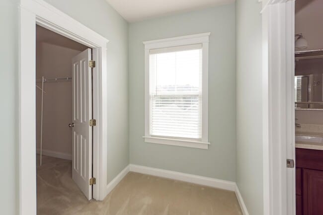 Building Photo - 302 White Gables Dr