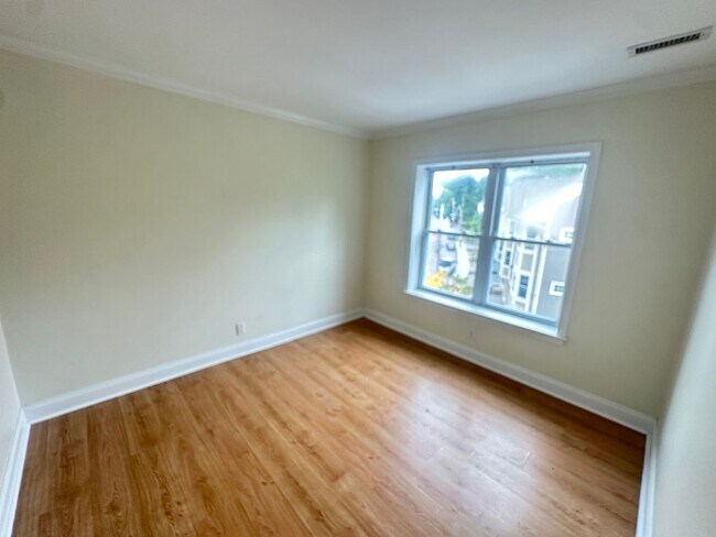 Building Photo - 3Br/2Bth in Oak Sq. Great for a roommates. 3 parking included,  laundry IN UNIT!
