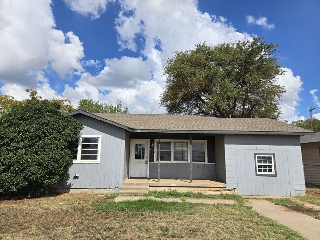 Building Photo - Handyman Special $0 First Month's Rent / “You fix, you SAVE BIG!!” Contact Mayshell for details: ...