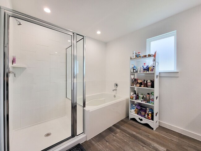 Building Photo - This stunning 4-bedroom, 2-bathroom Rosharon lease features modern upgrades, an open-concept layo...