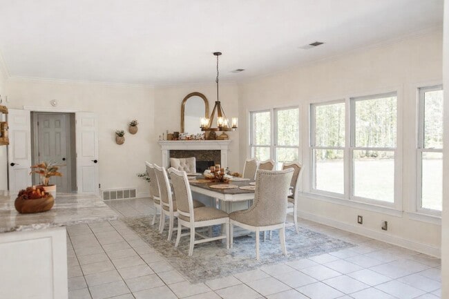 Building Photo - 565 Schaeffer Loop