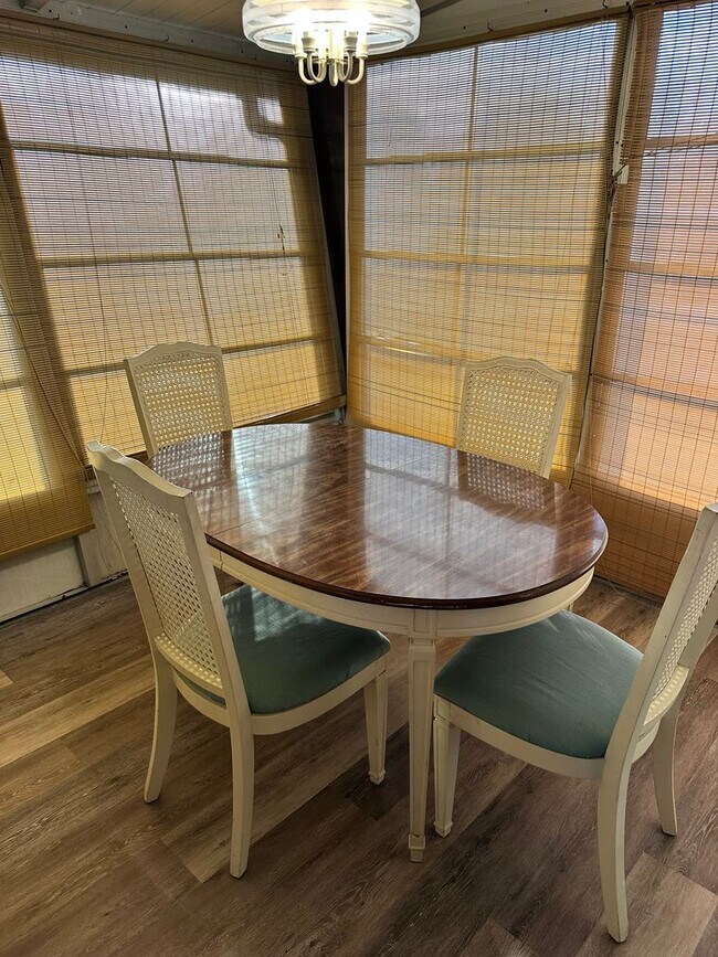 Building Photo - Spacious Home in peaceful Cul-de-sac
