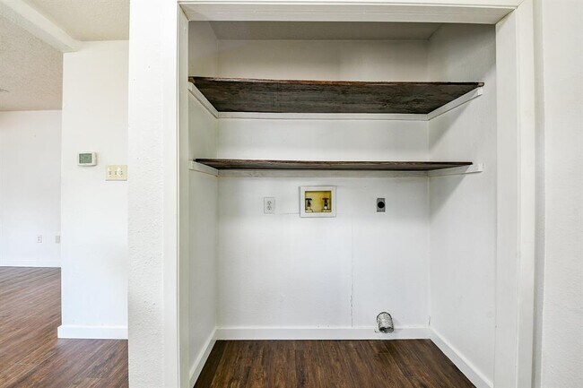 Building Photo - 24204 Linda Ln