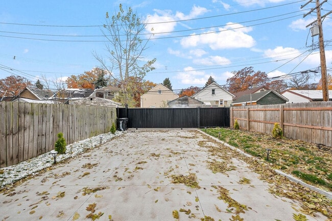 Building Photo - 2009 Sharon St