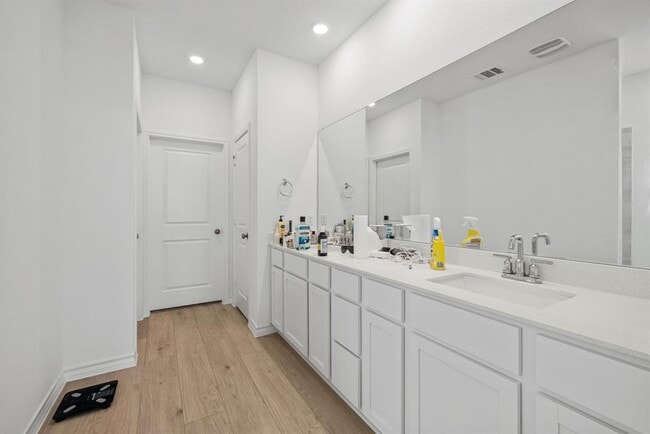 Building Photo - 1648 Tinnen House St